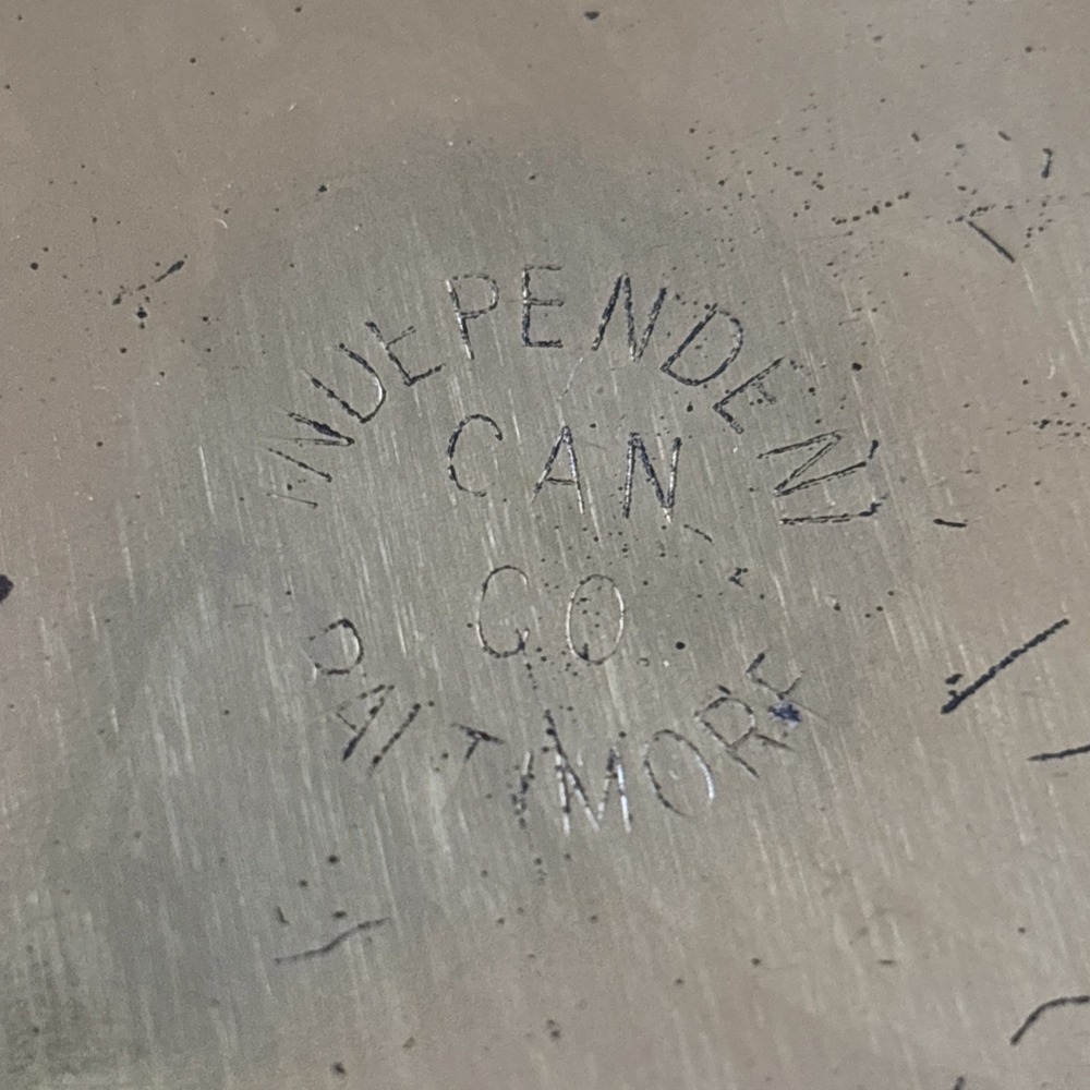 Vintage Independent Can Co. [Baltimore, MD] Black/Red/Gold Winter Metal Tin - Picture 5 of 9